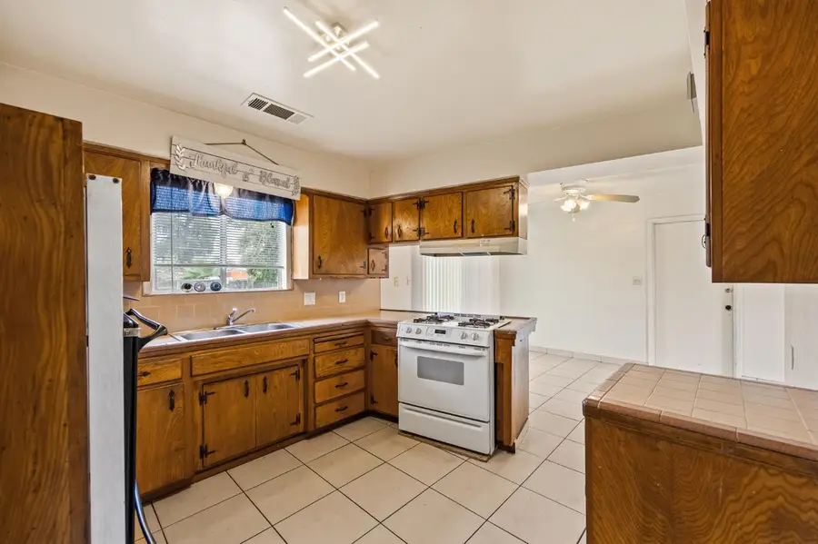 1612 W Caldwell Avenue, Visalia, CA 93277 - #3