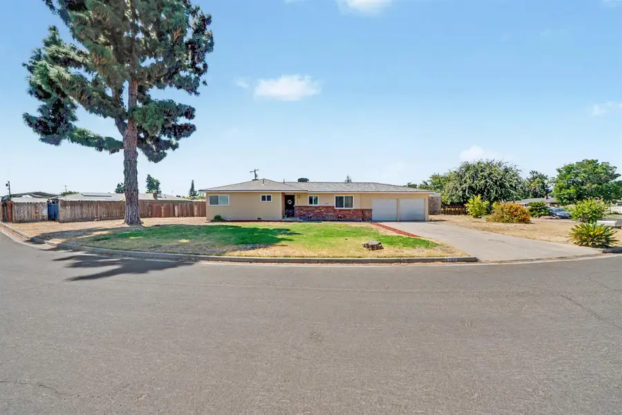 5760 E Siverly Lane, Fresno, CA 93727 - #2
