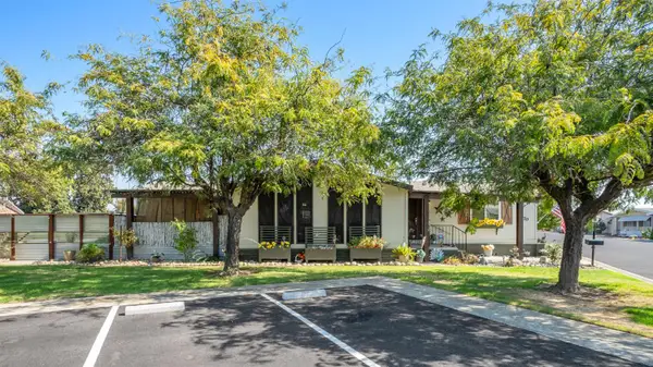 371 N Bethel Avenue #70, Sanger, CA 93657