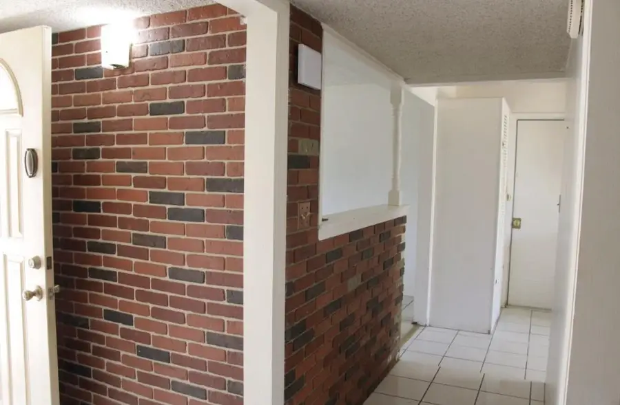 950 E Mountian View Avenue, Porterville, CA 93257 - #2