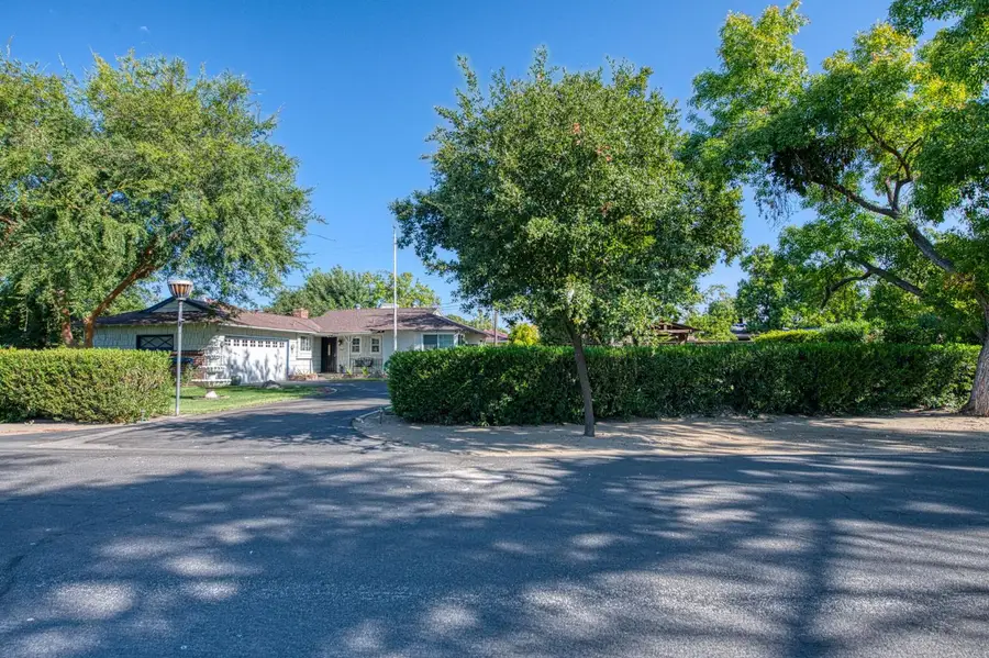 5437 E Buckingham Way, Fresno, CA 93727 - #2