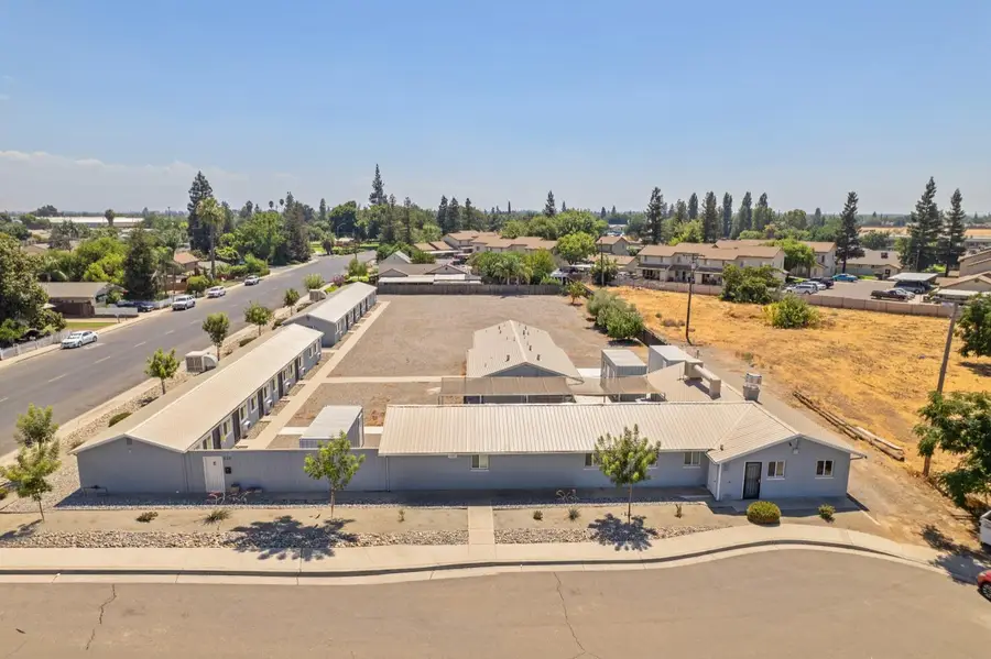 638 W Kern, Dinuba, CA 93618 - #2