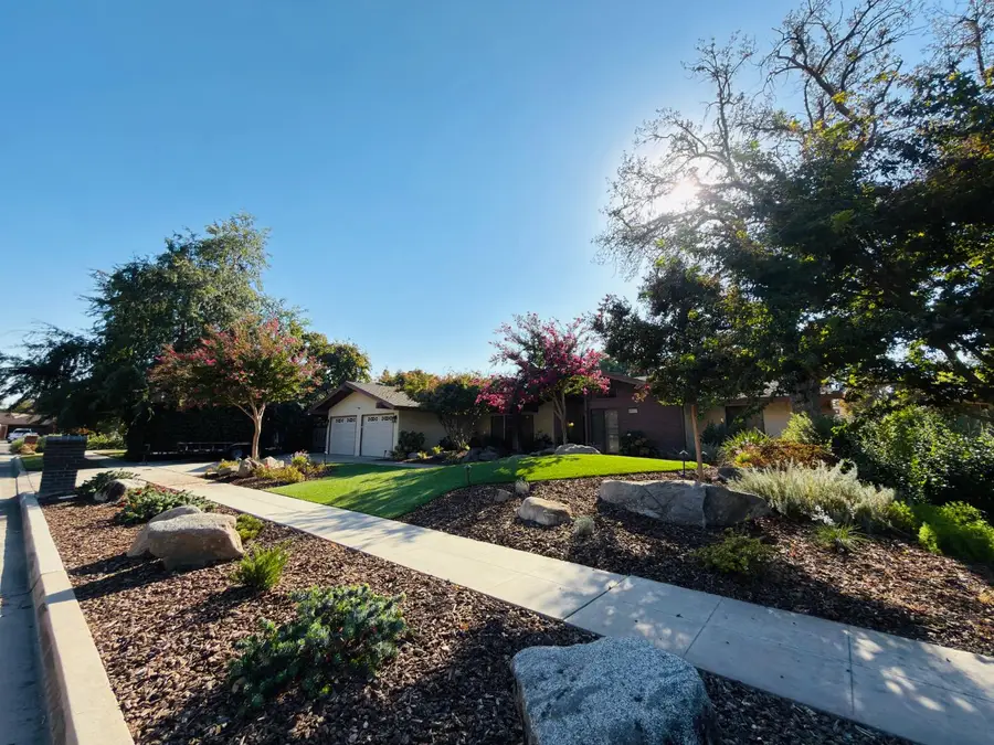 8917 N 6th Street, Fresno, CA 93720 - #2