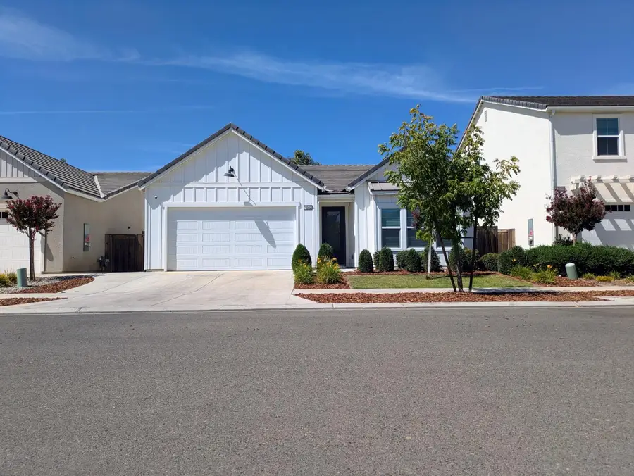 2042 N Hughes Avenue, Clovis, CA 93619 - #2
