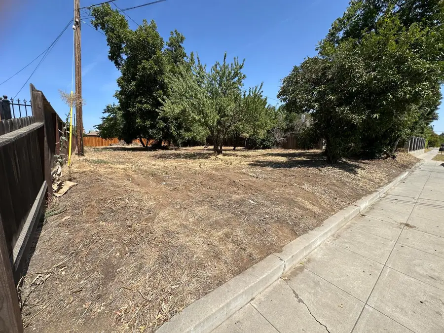 5483 E Tulare Street, Fresno, CA 93727 - #2