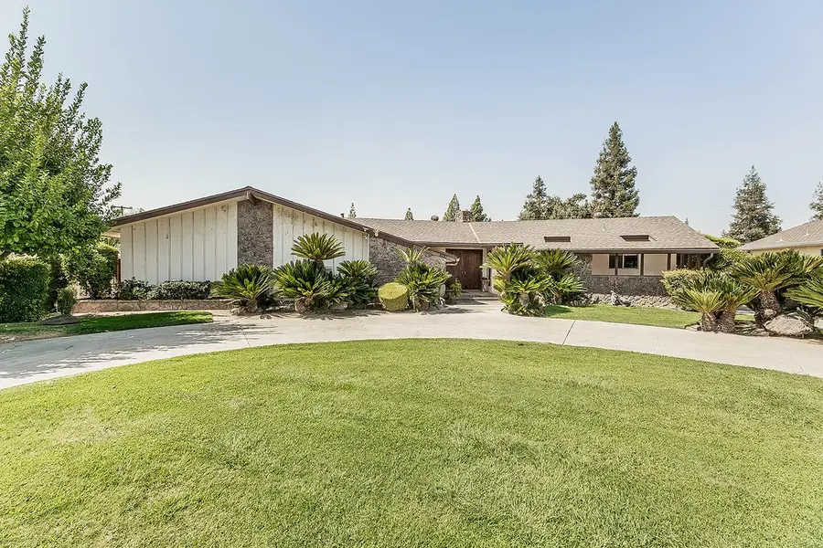 8287 E Sanders Court, Fresno, CA 93737 - #2
