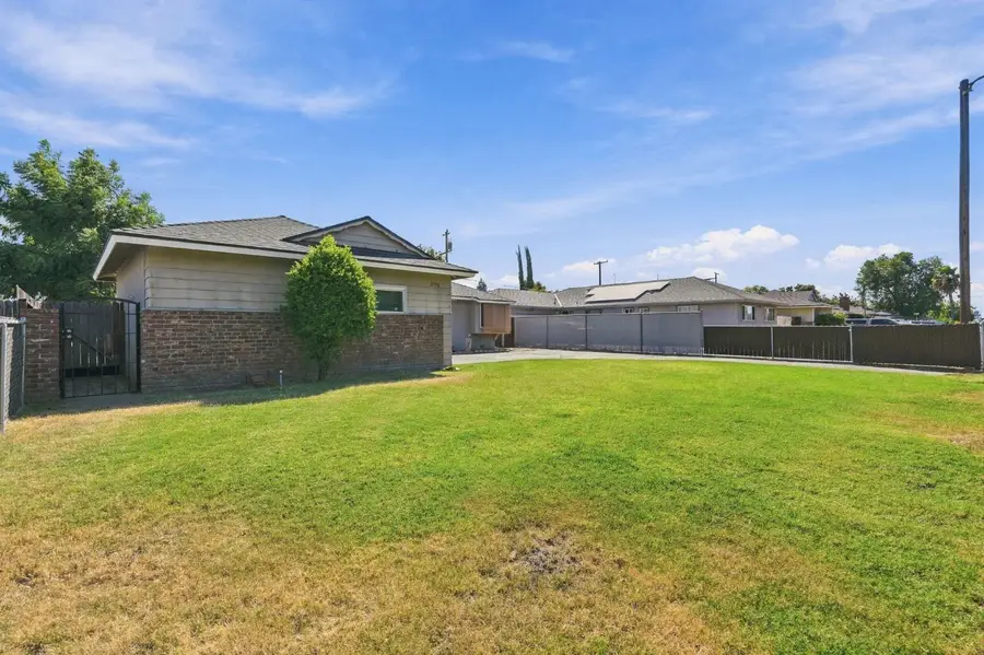 2952 E Dakota Avenue, Fresno, CA 93726 - #3