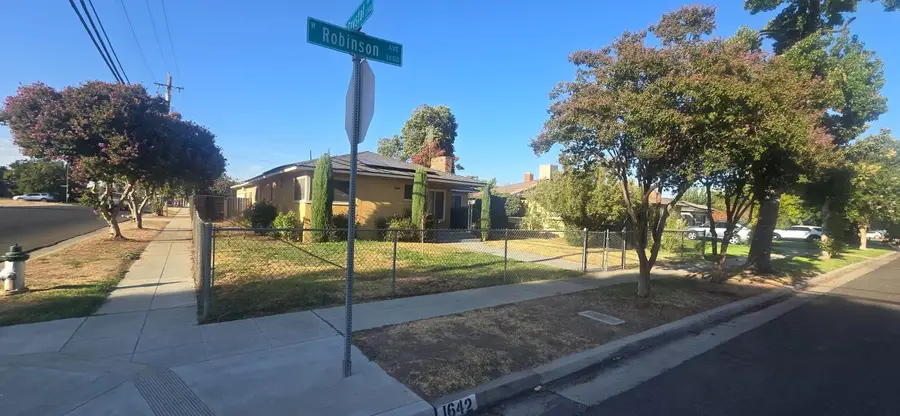 1642 W Robinson Ave, Fresno, CA 93705 - #2