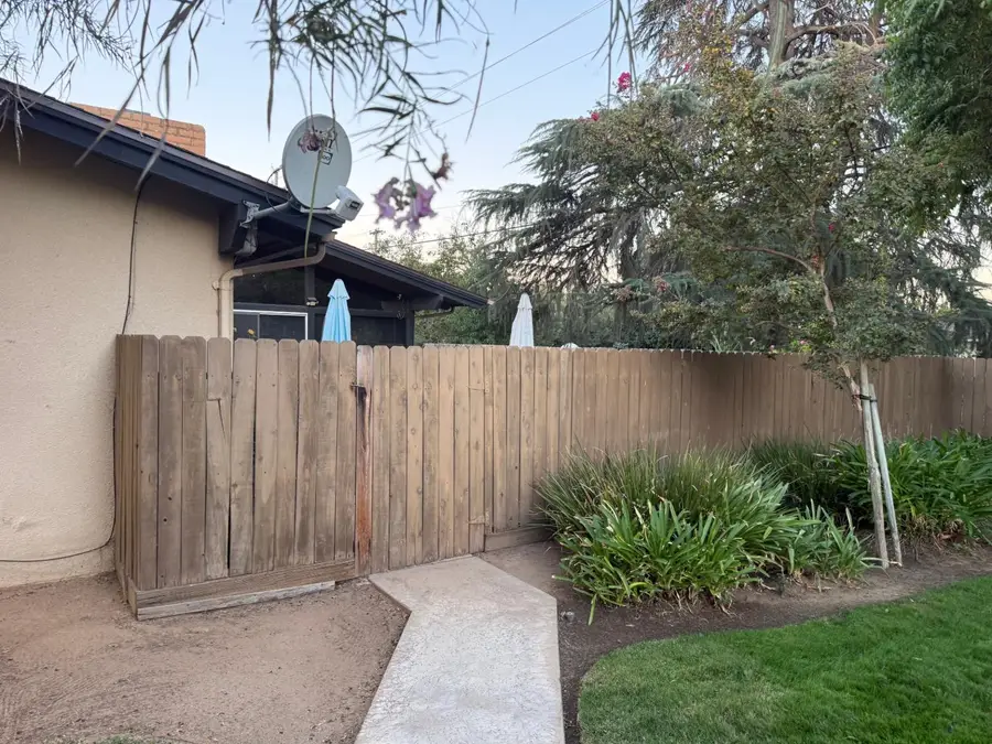 1094 S Sunnyside Avenue, Fresno, CA 93727 - #2
