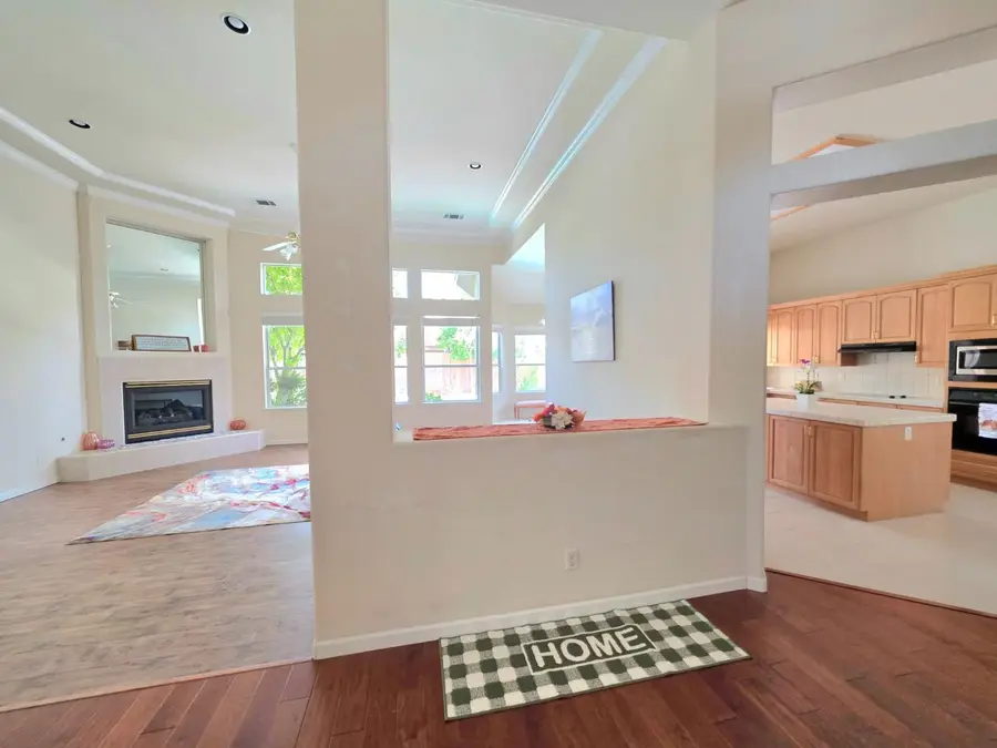 563 W Omaha Avenue, Clovis, CA 93619 - #3