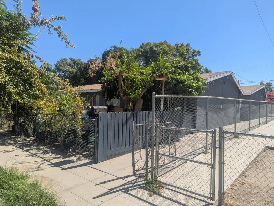 2720 E Grant Avenue, Fresno, CA 93701 - #2
