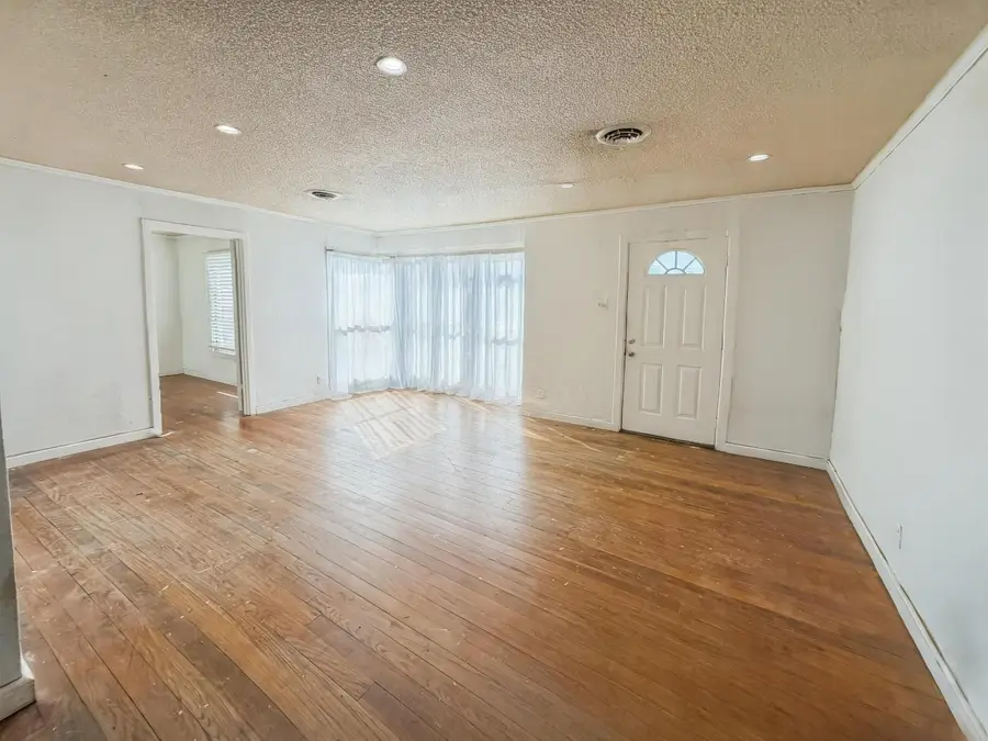 33 E Sussex Way, Fresno, CA 93704 - #2