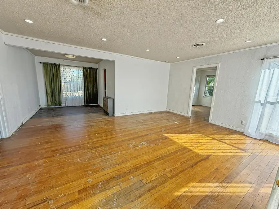 33 E Sussex Way, Fresno, CA 93704 - #3
