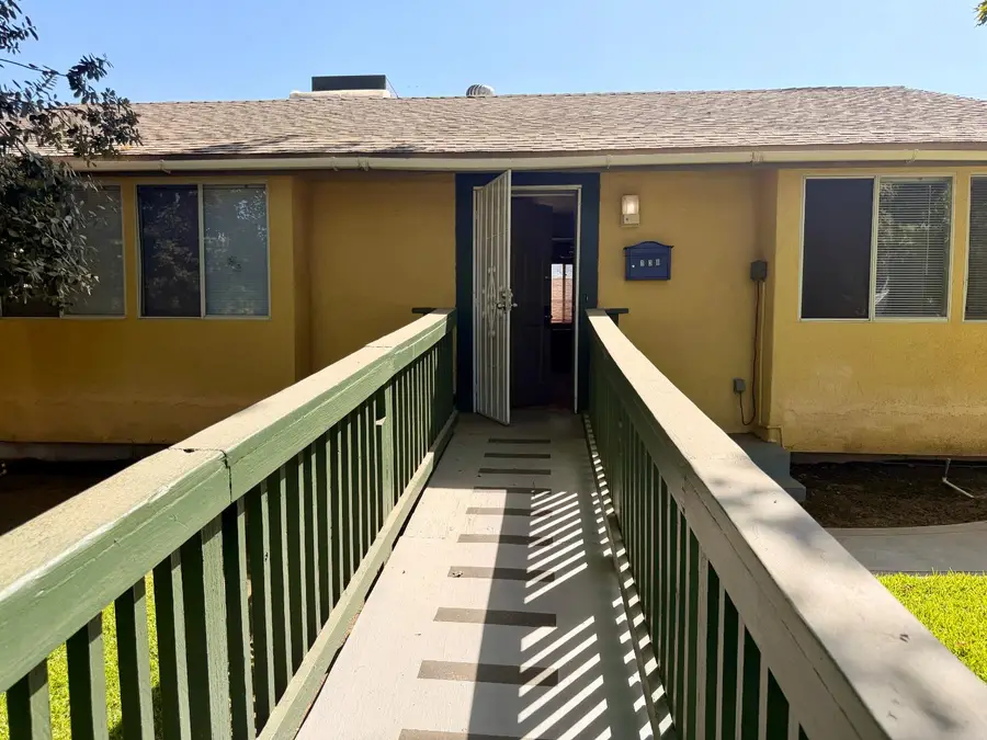 138 E Bellaire Way, Fresno, CA 93704 - #3