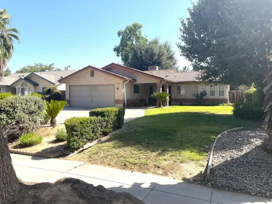 5195 W Palo Alto Avenue, Fresno, CA 93722 - #2