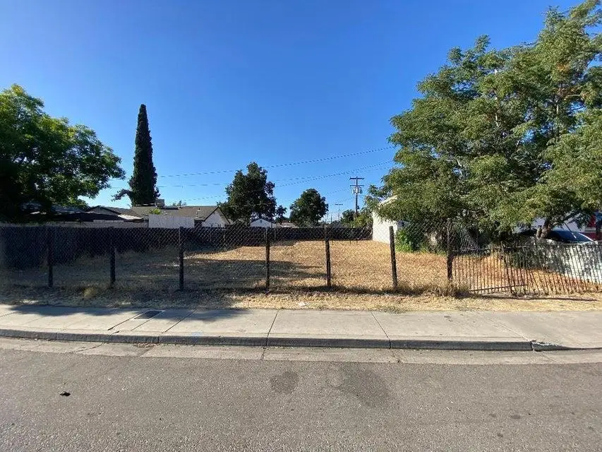 128 W Houston Avenue, Visalia, CA 93291 - #2