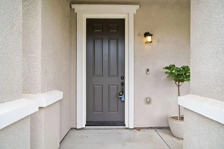 1129 S Carriage Avenue S, Fresno, CA 93727 - #3