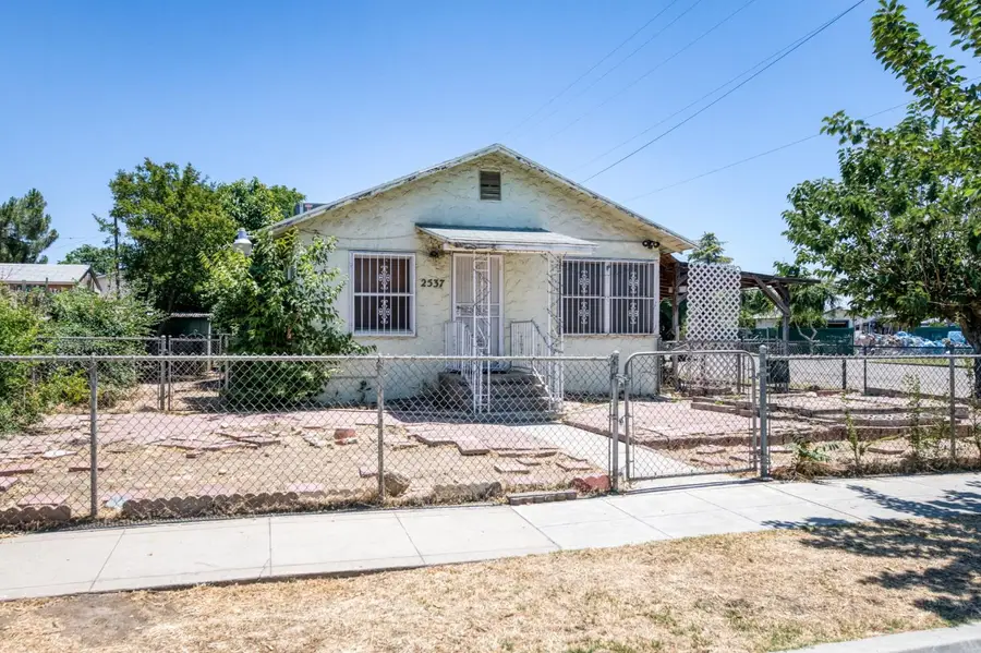 2537 S 11th, Fresno, CA 93725 - #3