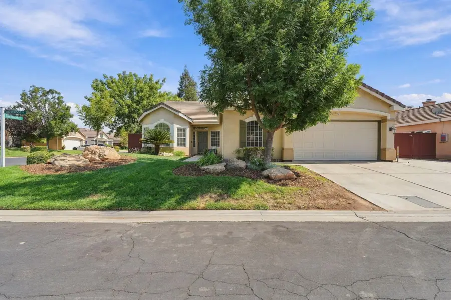 4910 N Crestmoor Avenue, Clovis, CA 93619 - #2