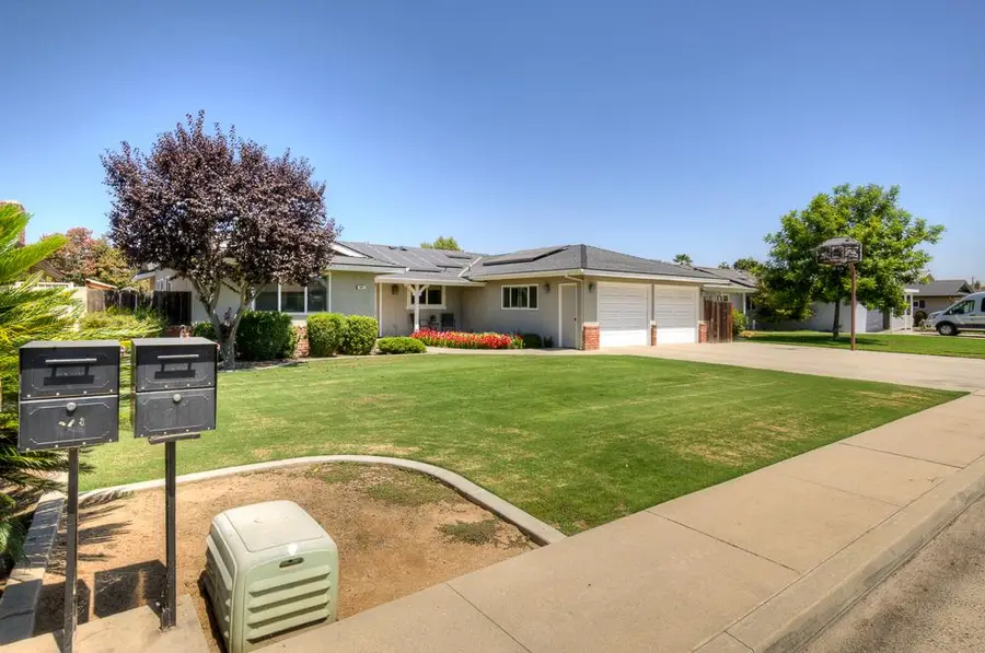 824 W Herbert Avenue, Reedley, CA 93654 - #2