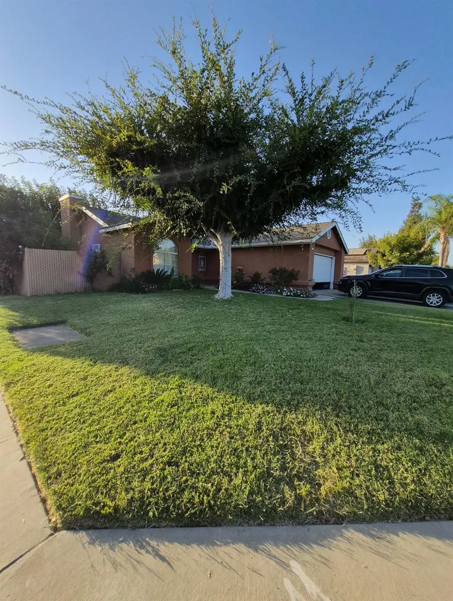 1309 N Fisher Avenue, Reedley, CA 93654 - #2