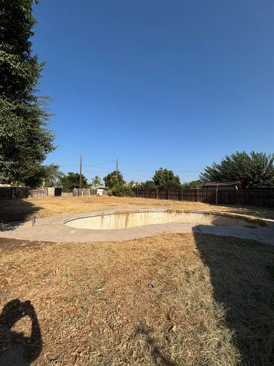 1555 College, Dinuba, CA 93618 - #3