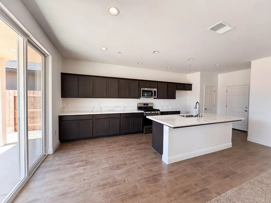 454 W Windsor Avenue, Clovis, CA 93612 - #3
