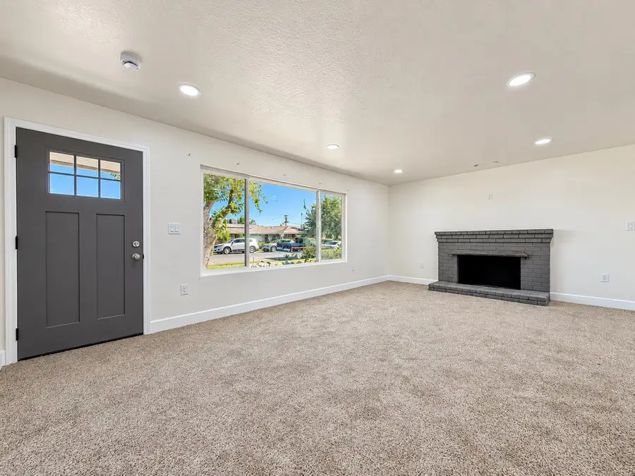 22165 W Oregon Avenue, San Joaquin, CA 93660 - #3