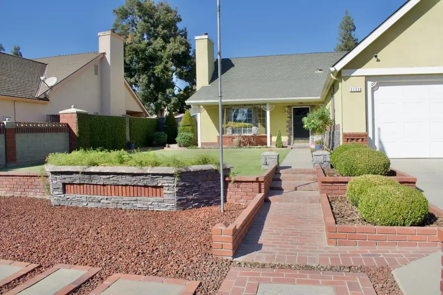 2122 E Cromwell Avenue, Fresno, CA 93720 - #2