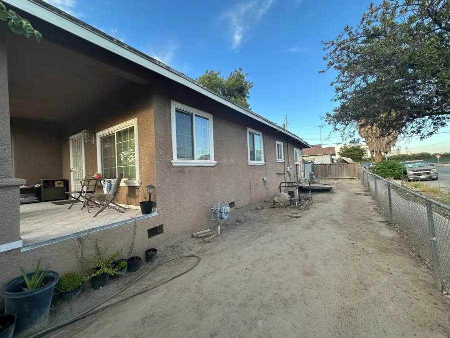 2651 S 11th Street, Fresno, CA 93725 - #3