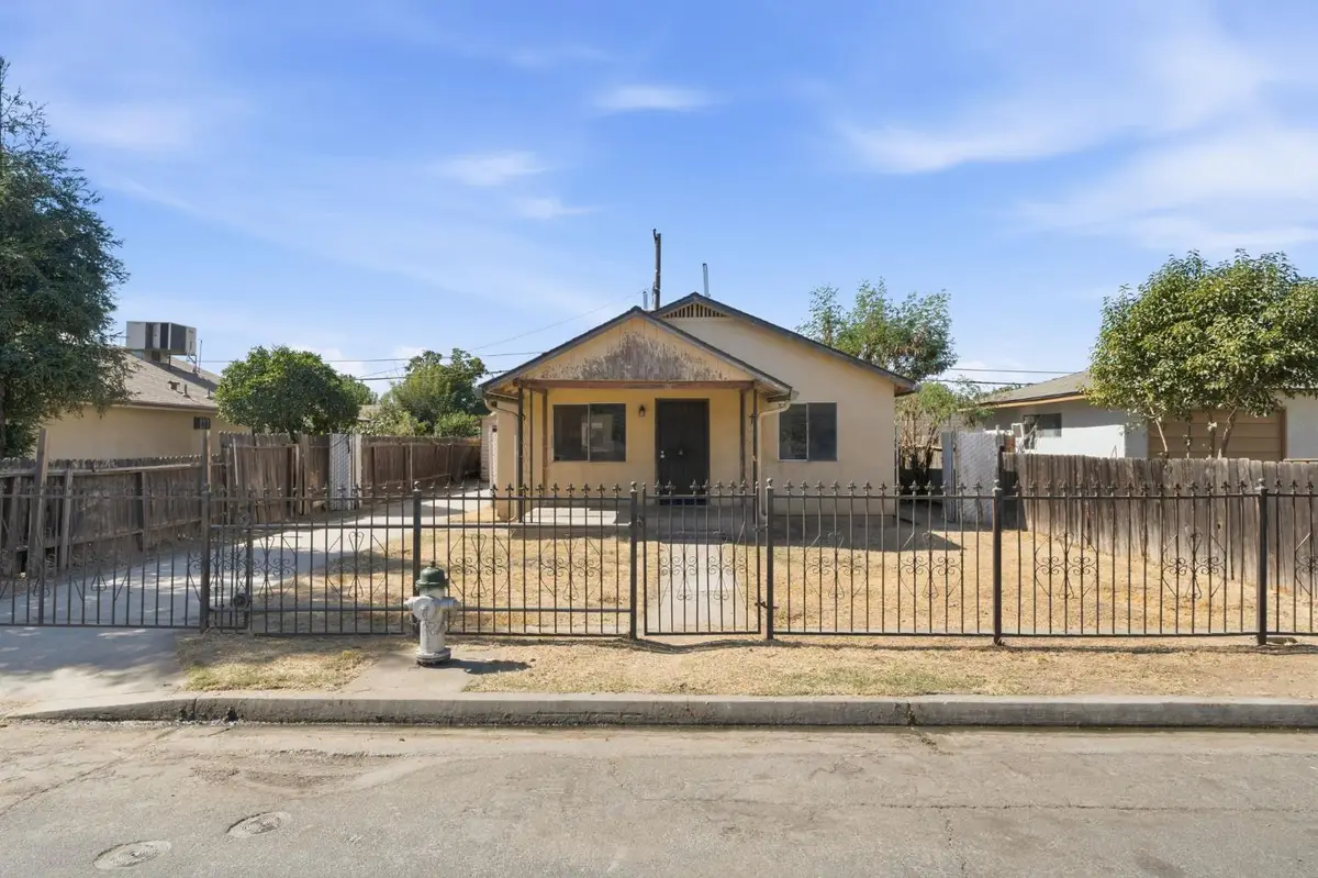 2462 S Backer Avenue, Fresno, CA 93725 - #1
