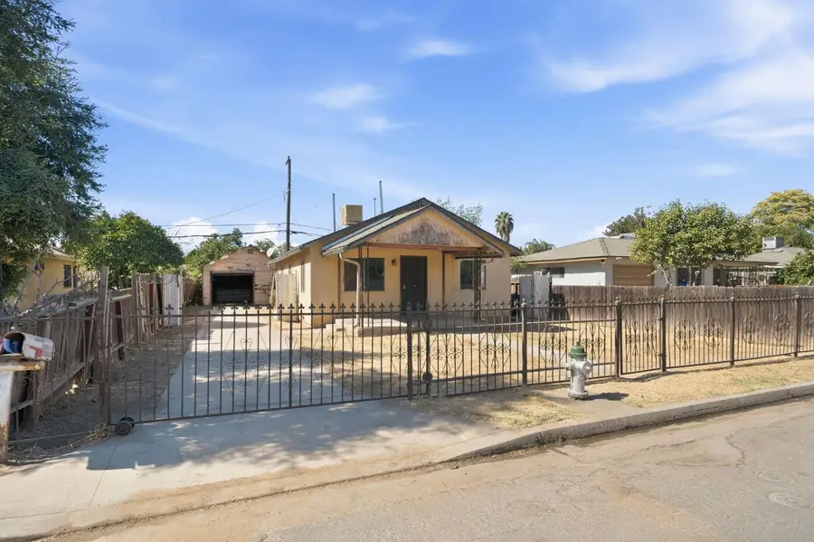 2462 S Backer Avenue, Fresno, CA 93725 - #2