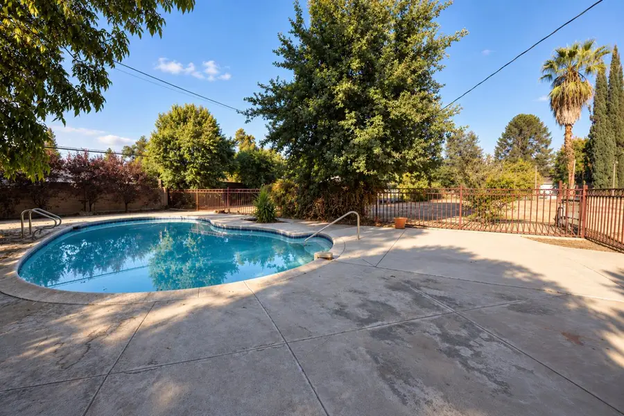 1718 S Inverness Way, Fresno, CA 93727 - #3