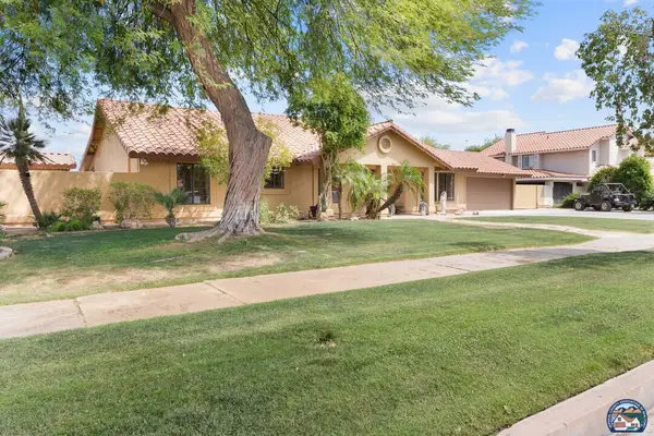 2240 Desert Gardens Dr, El Centro, CA 92243