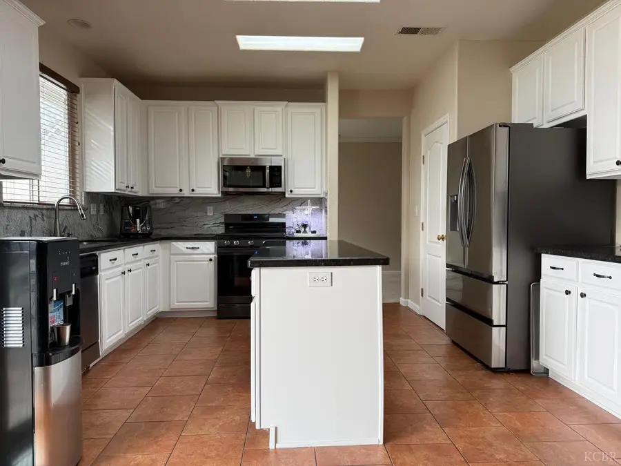 2243 W Franklin Way, Hanford, CA 93230 - Image #2