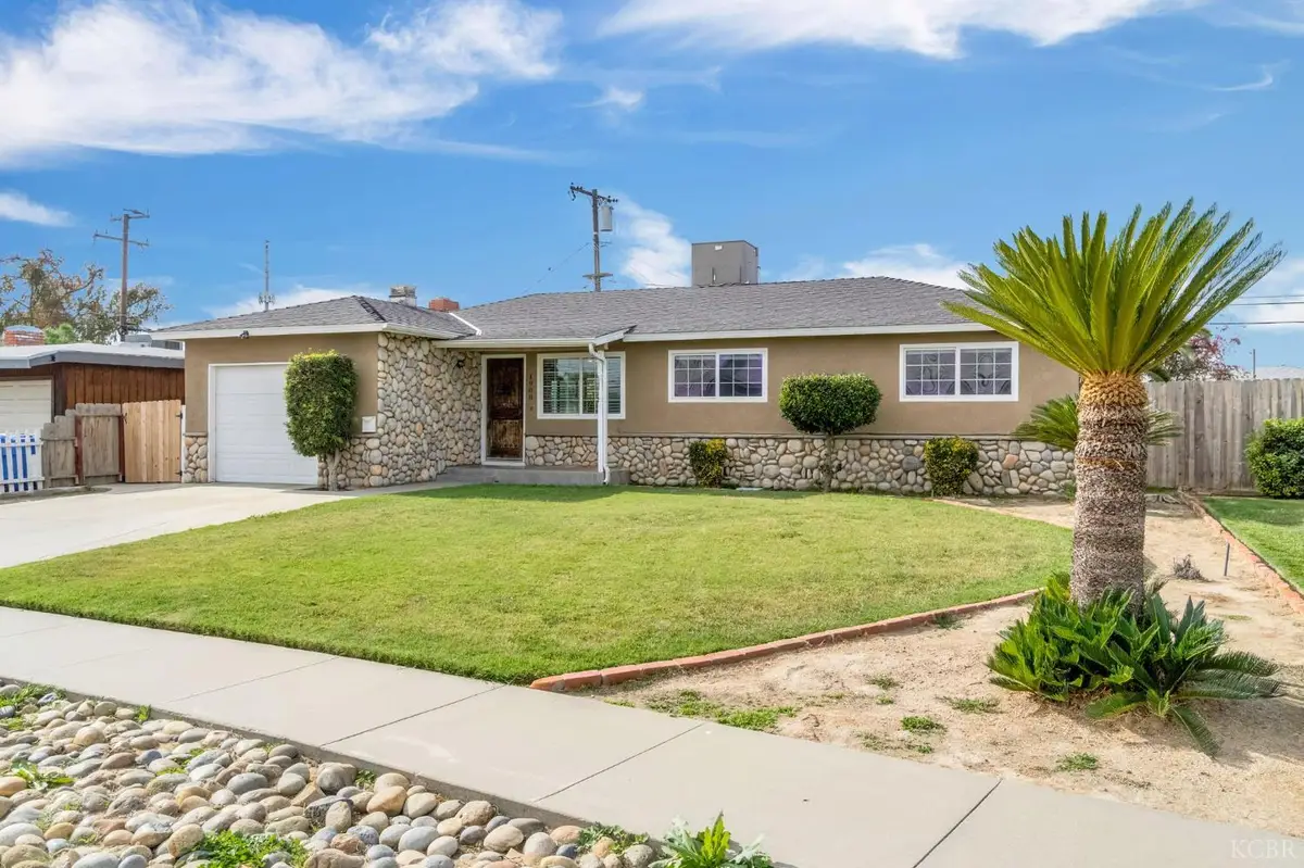 1908 N Waukena Way, Hanford, CA 93230 - Image #1