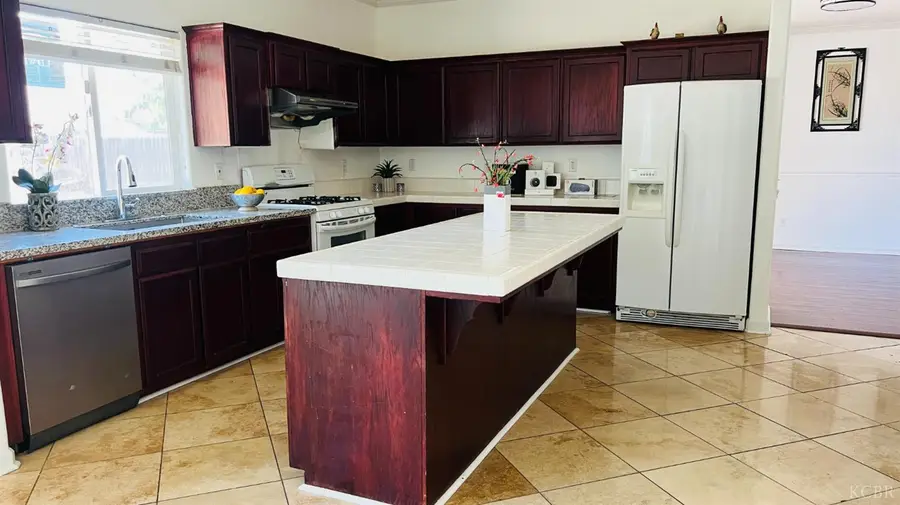 1950 W Rio Hondo Way, Hanford, CA 93230 - #2