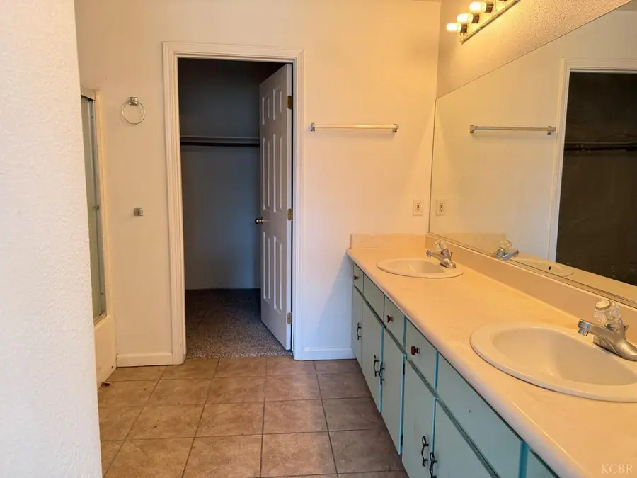 946 W Mammoth Pool Way W, Hanford, CA 93230 - #2