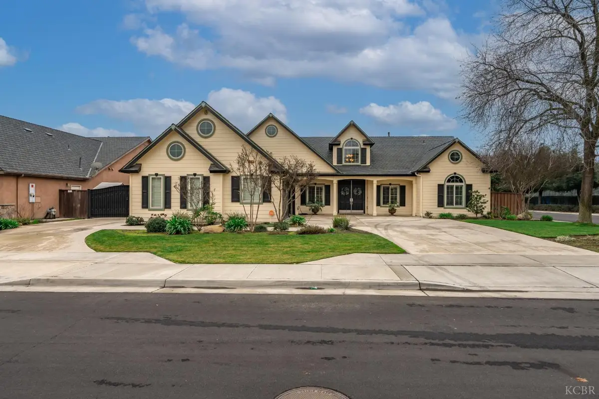 297 W Harold Griswold Way, Hanford, CA 93230 - #1