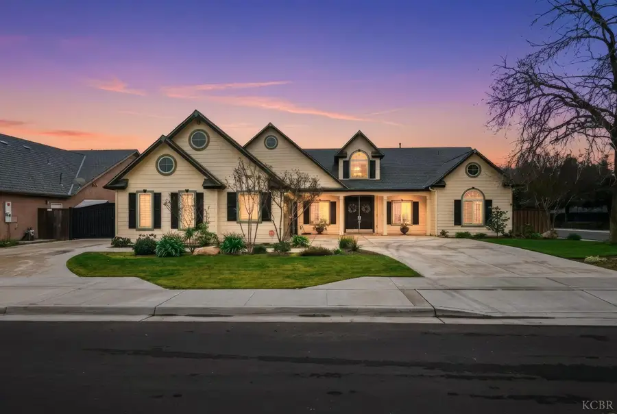 297 W Harold Griswold Way, Hanford, CA 93230 - #2