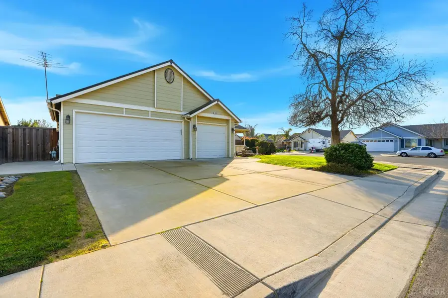 1095 W Saffron Street, Hanford, CA 93230 - #3