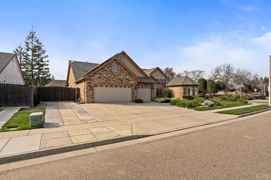 321 N Preston Street, Visalia, CA 93291 - #2