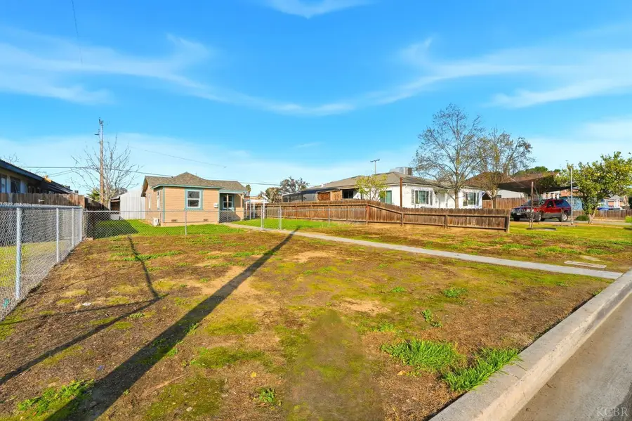 402 E Elm Street, Hanford, CA 93230 - #2
