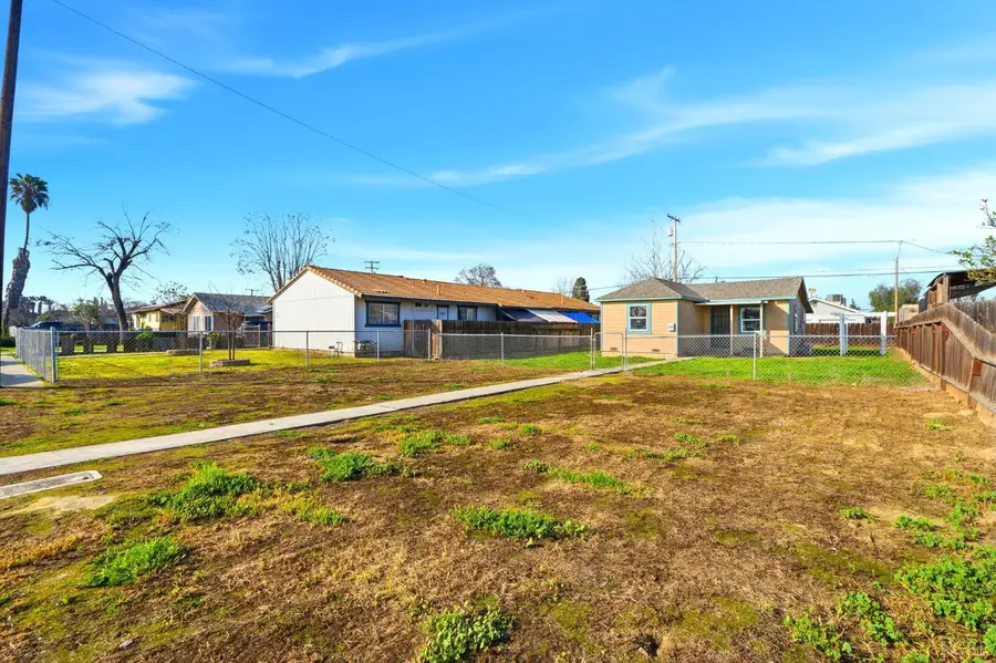 402 E Elm Street, Hanford, CA 93230 - #3