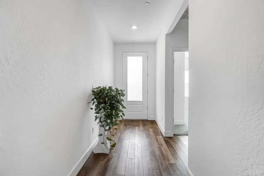 102 E Tyler Avenue, Visalia, CA 93292 - Image #2