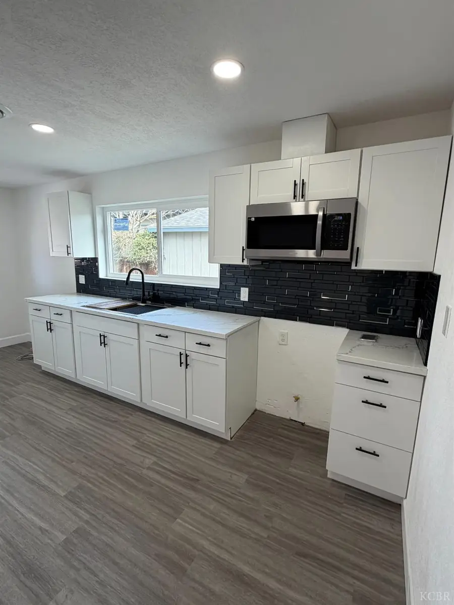 122 E 11th Street, Hanford, CA 93230 - #3