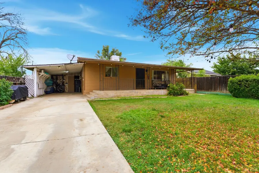 469 Pomgranate Street, Woodlake, CA 93286 - #2