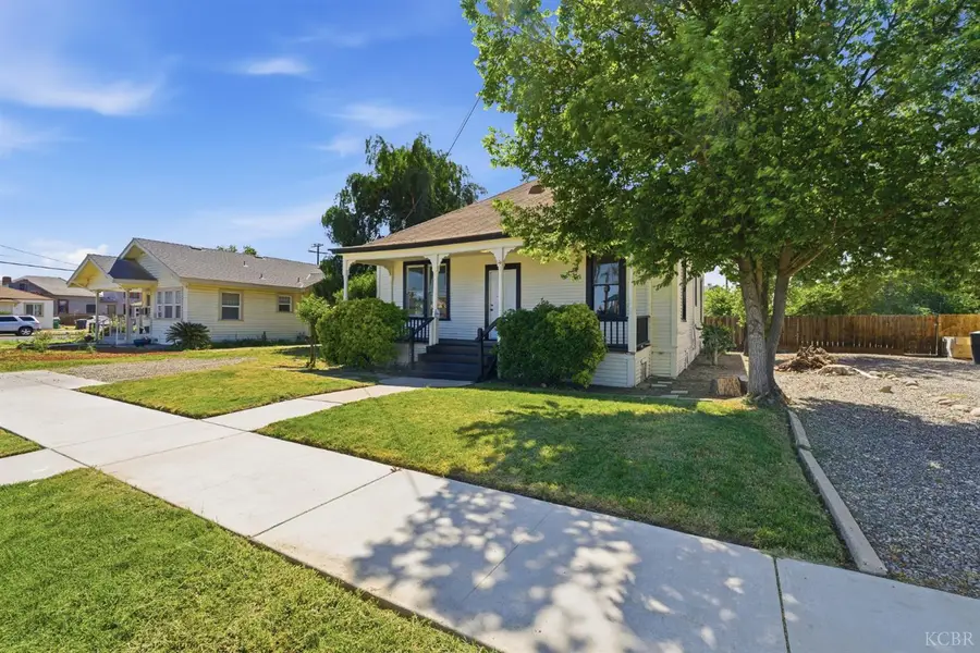 121 E Elm Street E, Hanford, CA 93230 - #2
