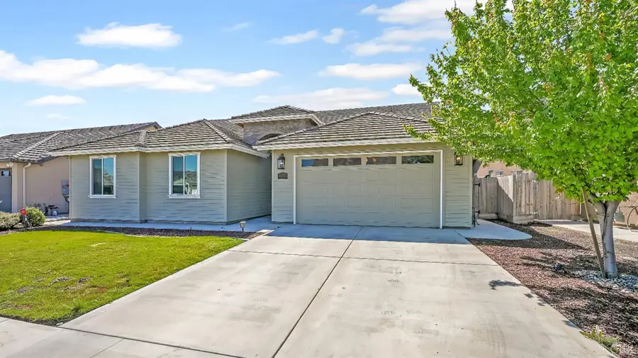 2067 Mount Stewart Avenue, Tulare, CA 93274 - #2