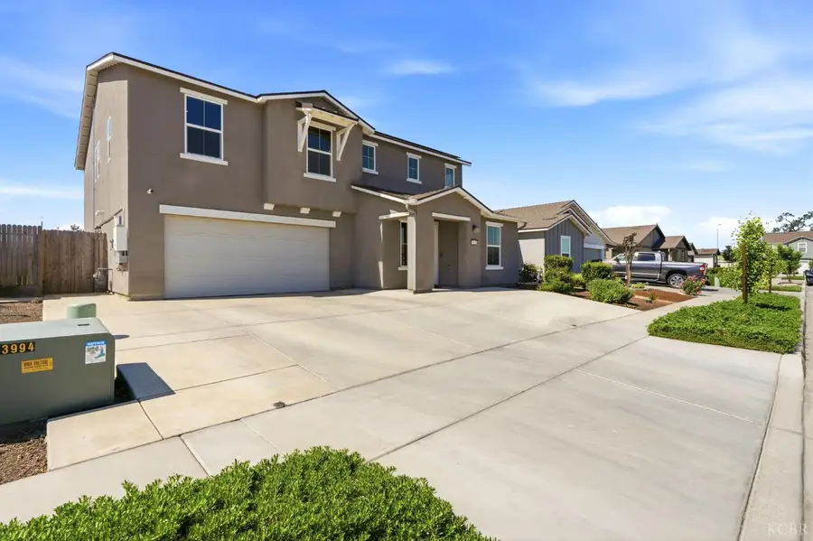1033 E Loyola Avenue, Visalia, CA 93292 - #2
